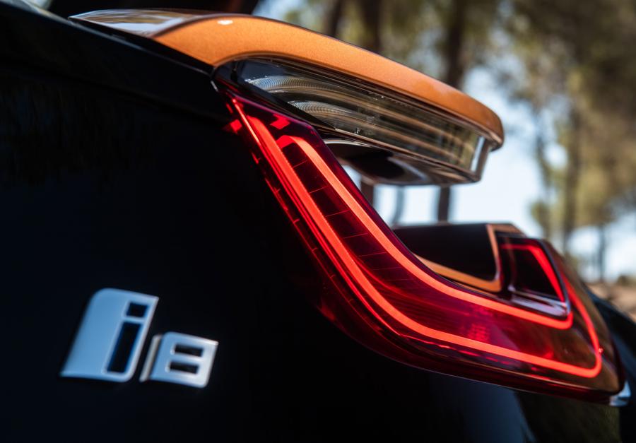 Логотип BMW i8 Roadster (I15) 2018 года  (UK) (фото 38 из 97)